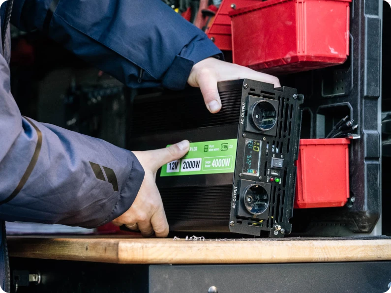 Maitinimo inverteris Green Cell PowerInverter LCD 12V–230V, 2000W/4000W aprašymas - Prekės nuotrauka